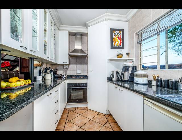 4 BEDROOM TOWNHOUSE TO LET IN SUNDOWNER